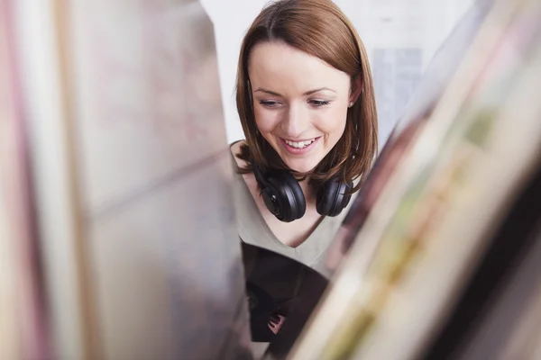 Young beautiful woman loves music — Stock Photo, Image