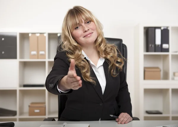 Mujer de negocios sonriente ofreciendo su mano —  Fotos de Stock