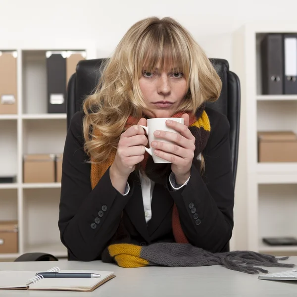 Junges Mädchen bei der Arbeit genießt heißen Kaffee — Stockfoto