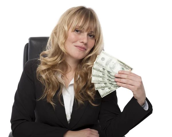 Forretningskvinde blæser sig selv med penge - Stock-foto
