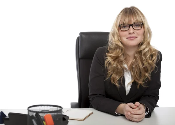 Mujer de negocios sonriente y confiada en gafas — Foto de Stock