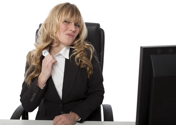 Frustrierte Geschäftsfrau lockert den Kragen — Stockfoto