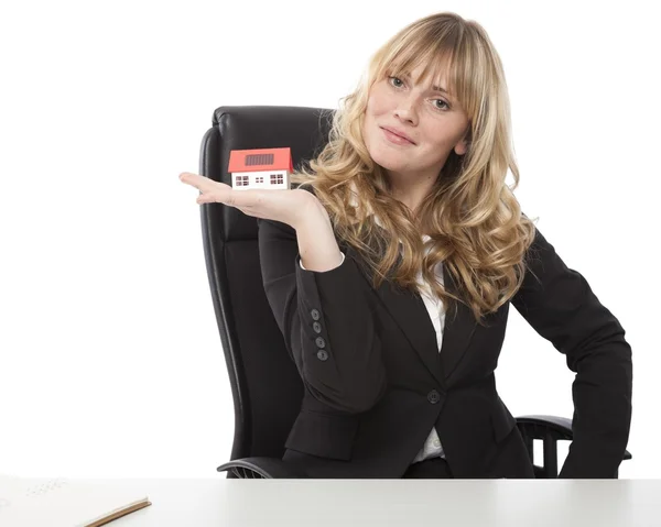 Succesvolle zakenvrouw met een model huis — Stockfoto