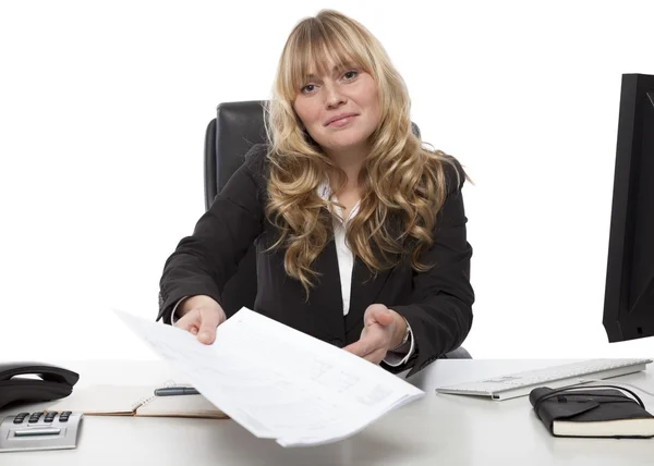 Mujer de negocios sonriente entregando un documento —  Fotos de Stock