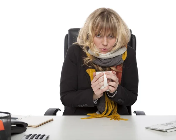 Freezing businesswoman warming up with coffee — Stock Photo, Image