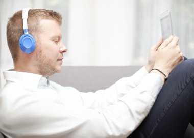 adam Kapalı gözlerle dinleme müzik dalmış