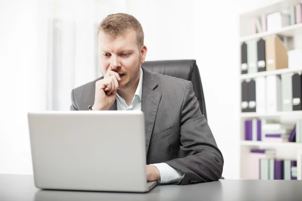 Berörda affärsman arbetar på sitt skrivbord — Stockfoto