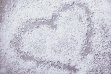 kalp gri arka plan üzerinde karda