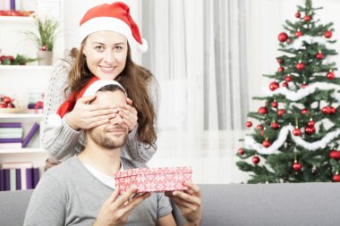 kızlar yapar onun erkek arkadaşı bir Noel hediyesi