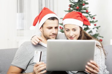 mutlu çift alışveriş online hediye sunmak