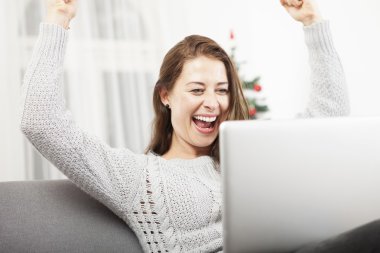 Noel kıza laptop havaya silah yükseltmek