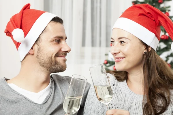 Jeune couple de Noël avec champagne — Photo