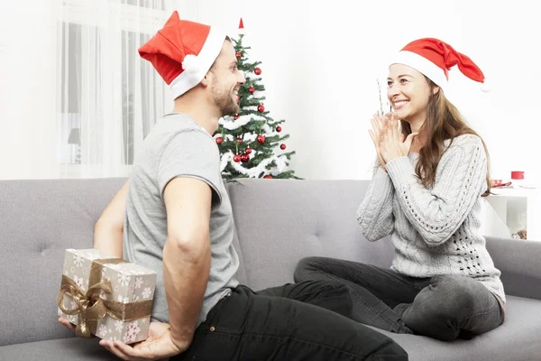 Hombre sorpresa novia con regalo de Navidad — Foto de Stock