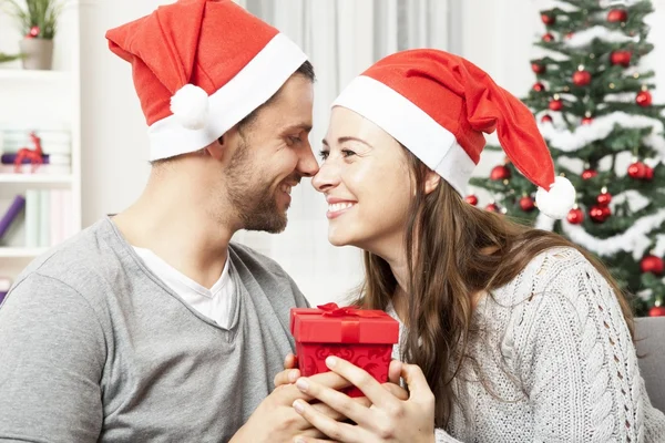 Joven pareja es feliz con regalo para la Navidad —  Fotos de Stock