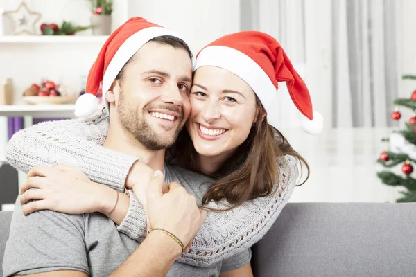 Mladý pár šťastný obejmout a rád Vánoce — Stock fotografie