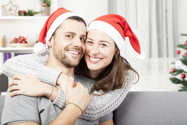 Genç mutlu çift sarılmak ve Noel'i seviyorum