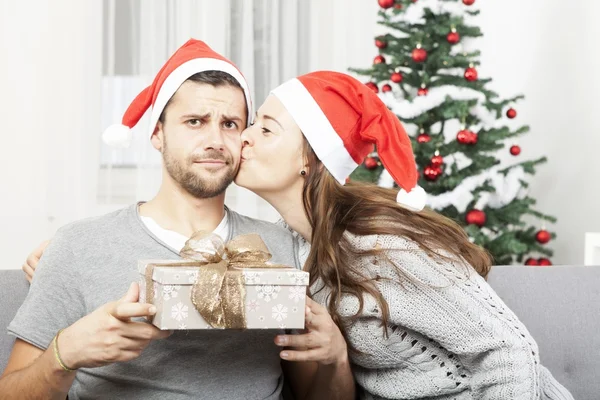 De mens is sceptisch over de gift van Kerstmis — Stockfoto