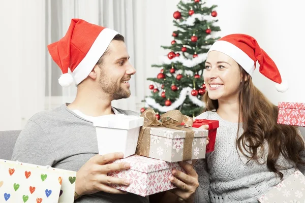Casal dando presentes de Natal — Fotografia de Stock
