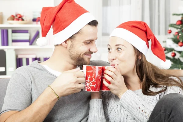 Joven navidad pareja disfrutar de tiempo juntos — Foto de Stock