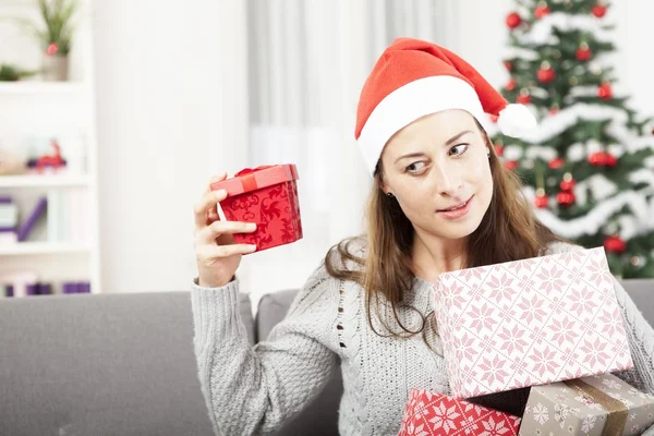 Młoda dziewczyna drżenie prezent na Boże Narodzenie — Zdjęcie stockowe