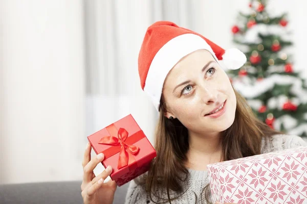 Giovane ragazza sempre sorpreso del regalo di Natale — Foto Stock