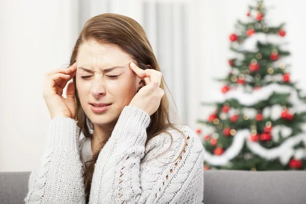 Genç kız Noel stres baş ağrısı vardır — Stok fotoğraf