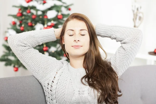 Joven chica es relajante después de la Navidad estrés — Foto de Stock