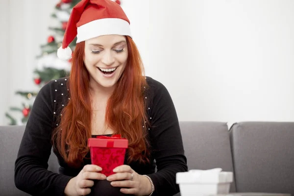 Fille est heureux avec cadeau de Noël — Photo