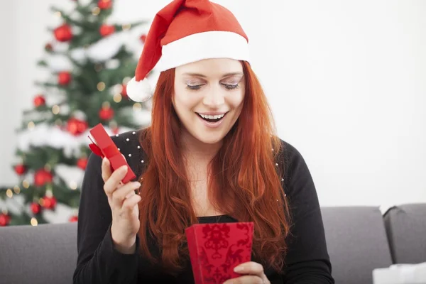 Mädchen freut sich über offenes Weihnachtsgeschenk — Stockfoto