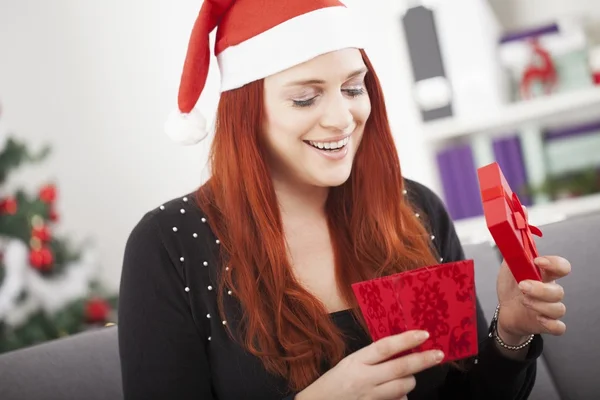 Flickan är glad öppen julklapp — Stockfoto
