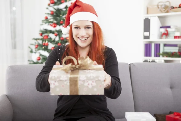 Fille est heureux donnant cadeau de Noël — Photo