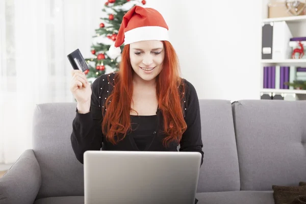 Ragazza sta comprando qualcosa sul computer portatile — Foto Stock