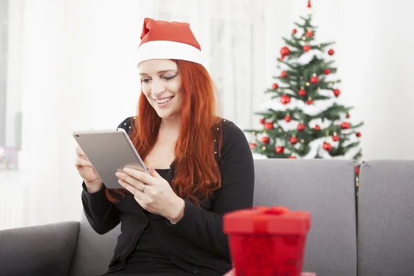 Ragazza surf qualcosa per Natale sul tablet — Foto Stock