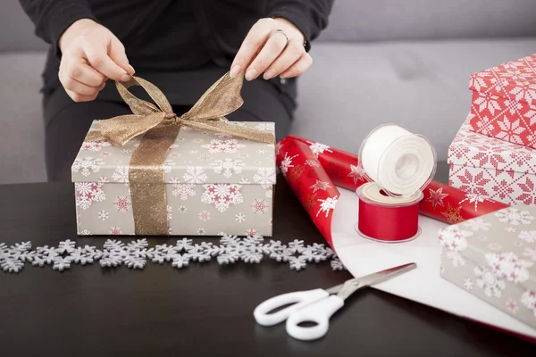 Hediye kutusu Noel için hazırlanıyor, yakın çekim — Stok fotoğraf