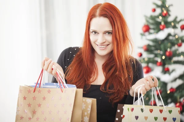 Gelukkig meisje met Kerstmis tassen — Stockfoto