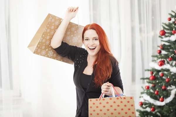 Junges glückliches Mädchen mit Weihnachtstaschen — Stockfoto