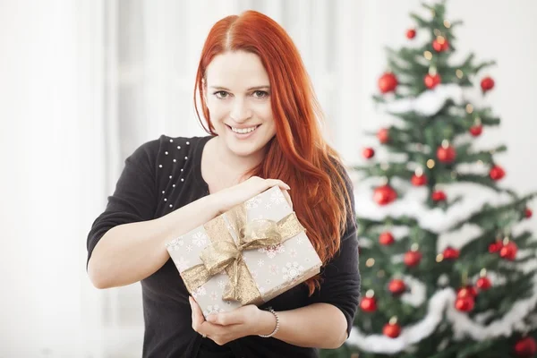 Mädchen freut sich über offenes Weihnachtsgeschenk — Stockfoto