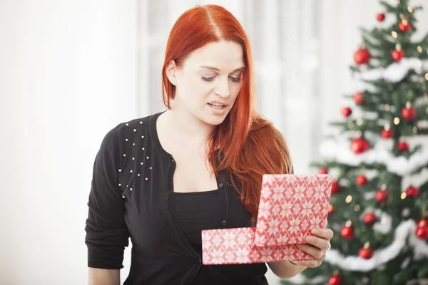 Chica es muy infeliz con caja de regalo para Navidad — Foto de Stock