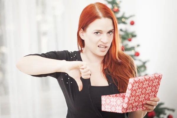 लड़की क्रिसमस के लिए उपहार बॉक्स से वास्तव में असंतुष्ट है — स्टॉक फ़ोटो, इमेज
