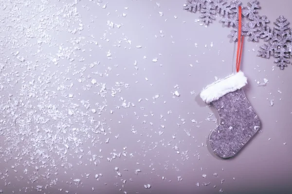 Calcetín de Navidad colgando sobre fondo limpio —  Fotos de Stock