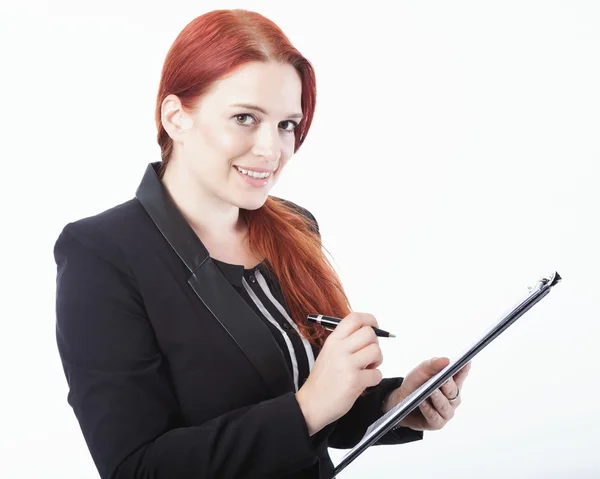 Jeune femme d'affaires avec presse-papiers dans sa main — Photo