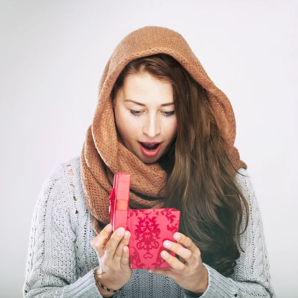 Verspieltes süßes Wintermädchen mit Geschenkbox — Stockfoto