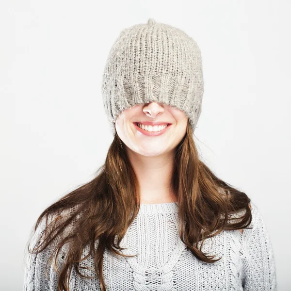 Παιχνιδιάρικο χειμώνα χαριτωμένο κορίτσι καλύπτει τα μάτια με καπέλο — Φωτογραφία Αρχείου