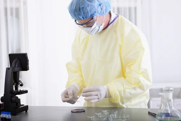 Científico o médico con equipo de protección trabajando — Foto de Stock