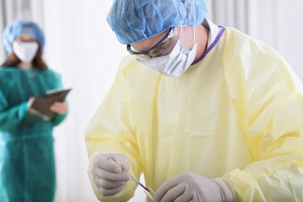 Dos científicos en equipo de protección trabajando en laboratorio — Foto de Stock