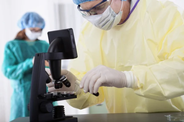 Dos científicos en equipo de protección trabajando en laboratorio — Foto de Stock