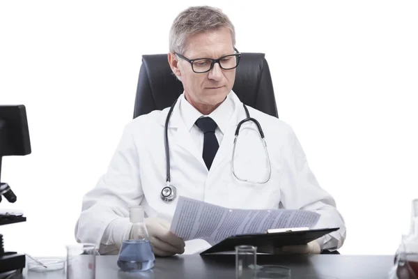 Doctor look and analyse blood test clipboard — Stock Photo, Image