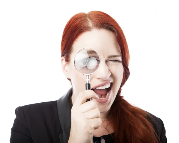 Vacker affärskvinna spionerar med förstoringsglas — Stockfoto