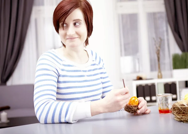 Jong meisje verf eieren voor Pasen — Stockfoto