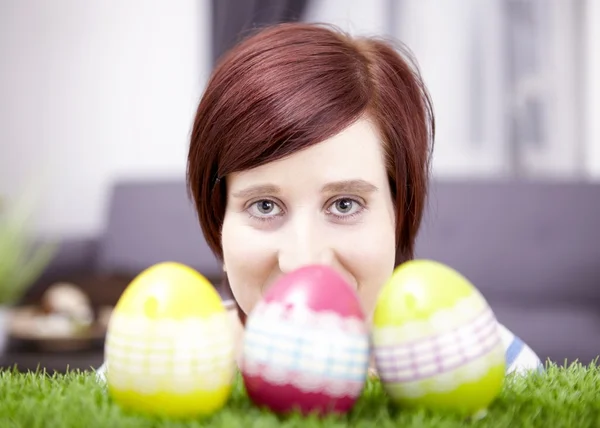 Портрет молодой девушки с пасхальными яйцами — стоковое фото